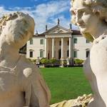 Immagine: gruppo scultoreo dx