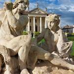 Immagine: gruppo scultoreo sx