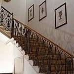 Immagine: Scala con stampe del Piranesi